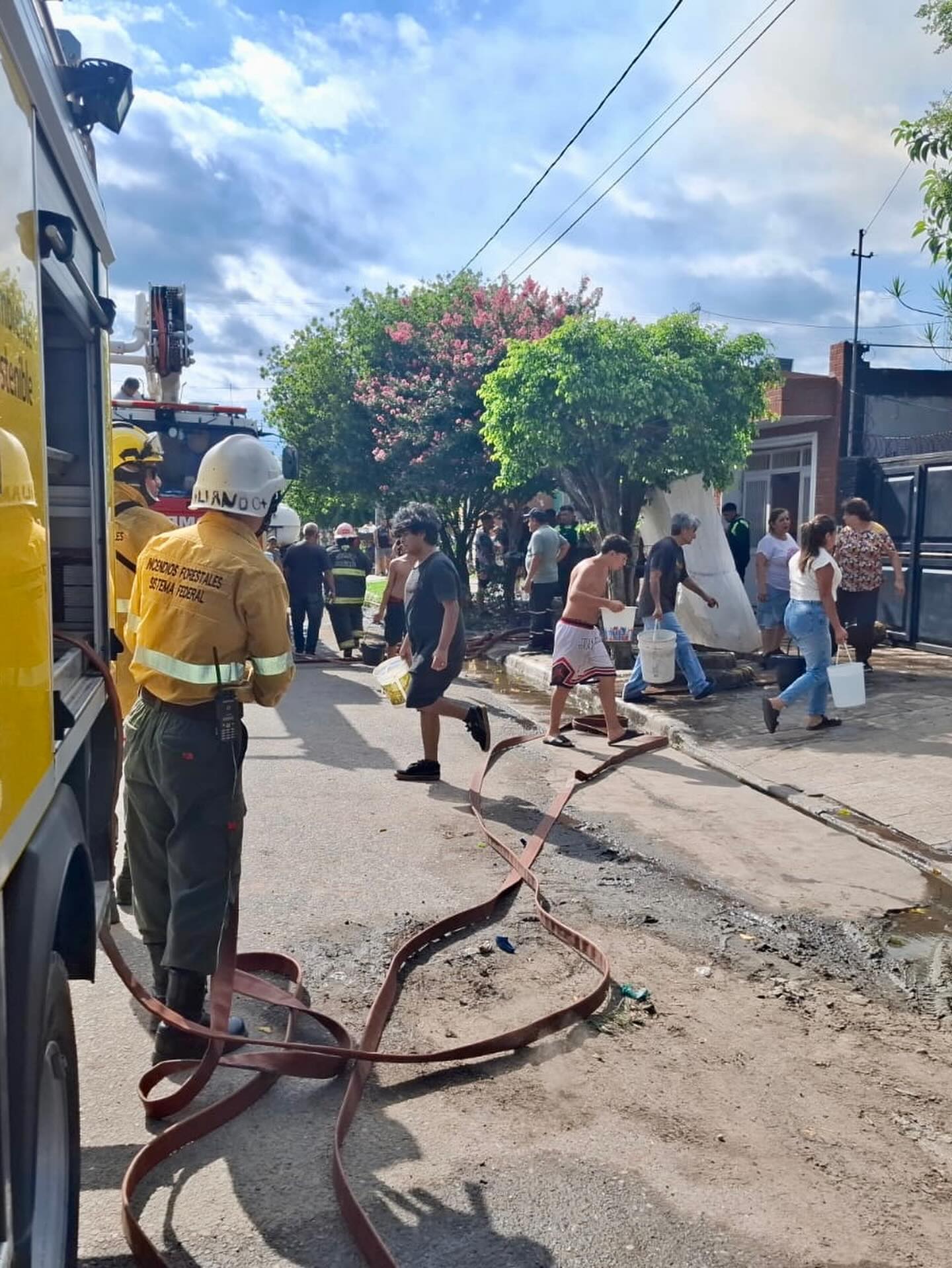 Intervención de Defensa Civil Provincial en incendio en Banda del Río Salí