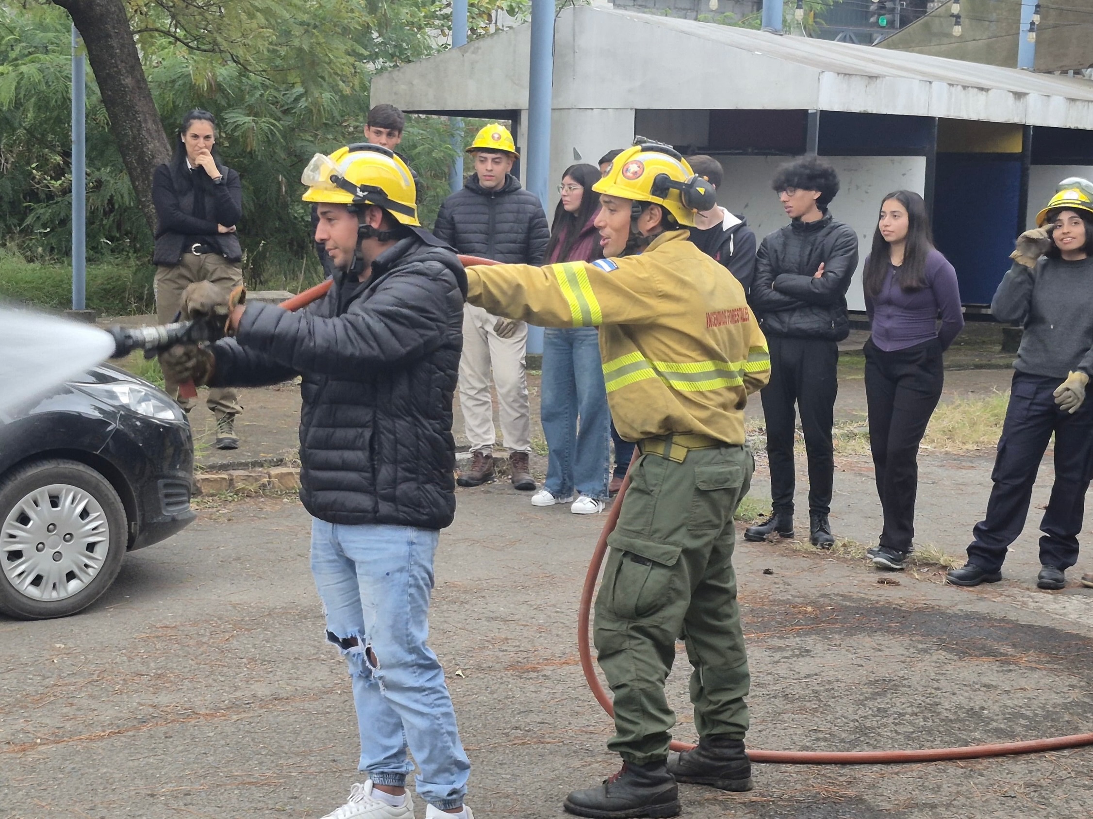 Capacitación práctica sobre autobombas forestales para el Instituto de Ciencias Empresariales